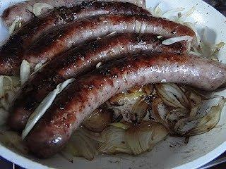 Smażona kiełbasa z cebulą na niedzielne śniadanie