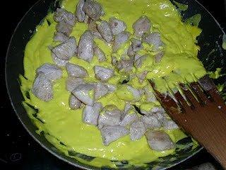 Tagliatelle bianca z sosem serowym i brokułami