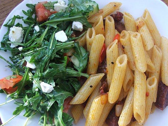 Penne z chorizo i rukolą z kozim serem