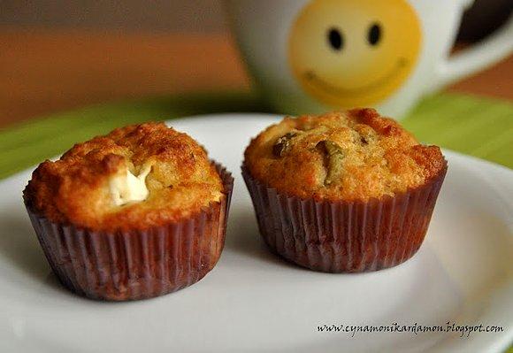 Muffiny z zarodkami pszennymi, serem bałkańskim i oliwkami