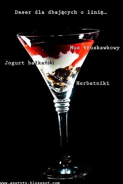 Deser truskawkowy z jogurtem i herbatnikami na wiosnę