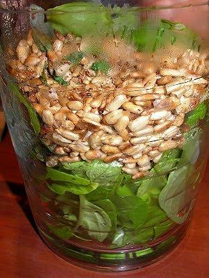 Pesto z bazylii i prażonych ziaren słonecznika