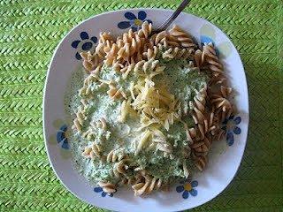 Sos brokułowo-serowy z makaronem