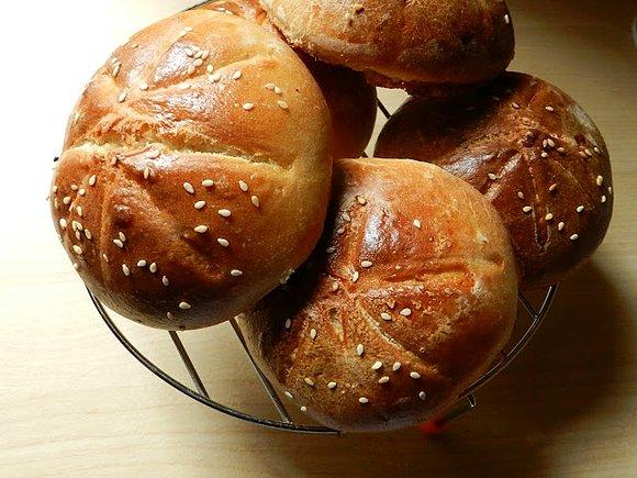 Pszenne kajzerki z sezamem - miękkie i chrupiące, idealne na śniadanie