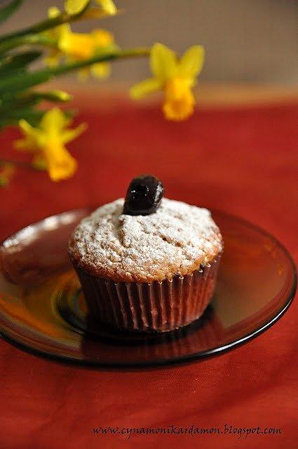 Wiśniowe muffiny z kawałkami czekolady