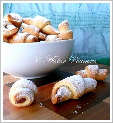 Rugelach z suszonymi owocami i orzechami, tradycyjne na boże narodzenie