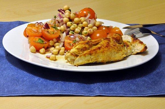 Letnie smaki: kurczak z harissą i sałatka z ciecierzycy
