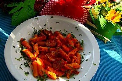 Penne w pomidorach z swojską kiełbasą