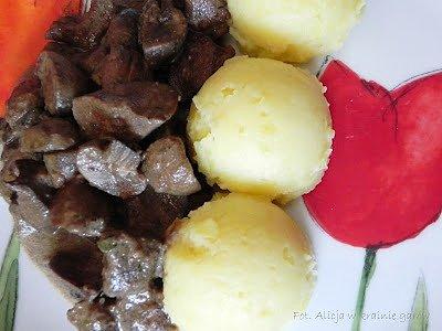 Wątróbka drobiowa w śmietankowym sosie z pieczarkami