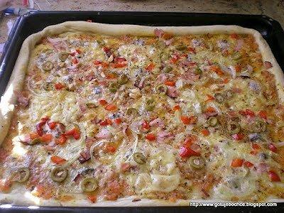 Pizza na szybką bazę z lodówki