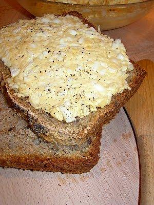 Pasta jajeczna z żółtym serem