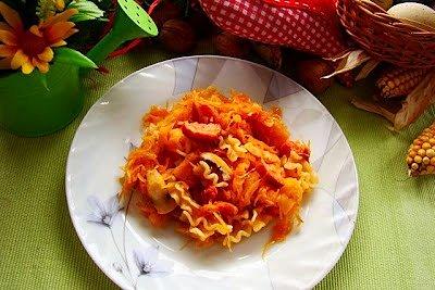 Makaron z pieczarkami, kapustą kiszoną i kiełbasą