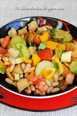 Panzanella - włoska sałatka z pomidorami, ogórkiem i fasolą