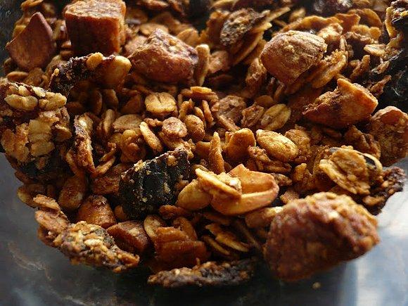 Granola z orzechami masłem orzechowym i miodem