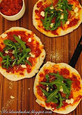 Pizzetta z kozim serem prosciutto i rukolą