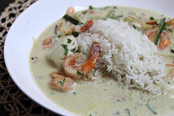 Zielone curry z krewetkami i dorszem podane z ryżem na parze