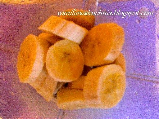 Bananowe smoothie z cynamonem i puszystą pianką