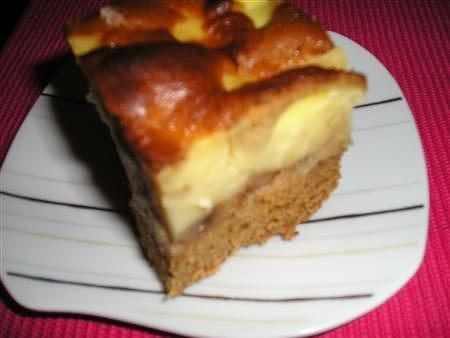 Ciasto miodowe z budyniem i owocami