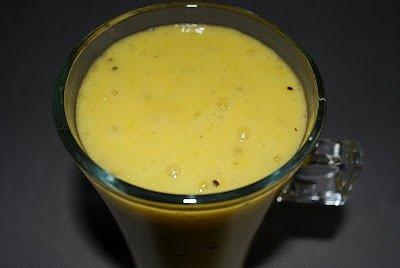 Smoothie z bananem mango i kiwi