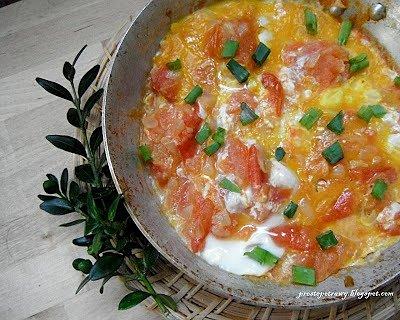 Jajecznica na pomidorach