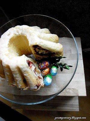 Drożdżowa babka z nadzieniem