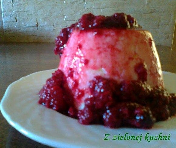 Manne babeczki z sosem malinowym