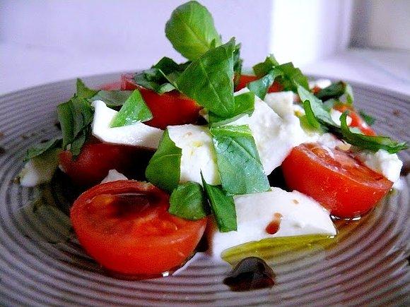 Caprese z mozzarellą i pomidorami