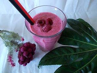 Wegańskie smoothie z mleczkiem migdałowym i owocami