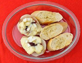 Zapiekane gruszki z żurawiną i serem pleśniowym