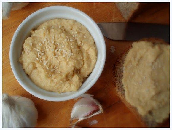 Hummus - przepis na pastę z cieciorki z czosnkiem i sezamem