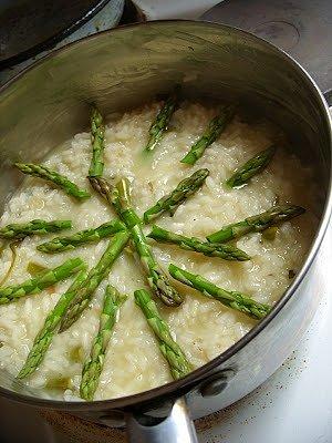 Risotto ze szparagami i czosnkiem niedźwiedzim