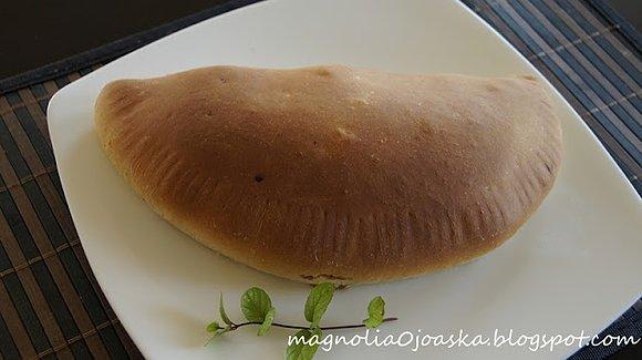 Calzone z kalafiorem i boczkiem