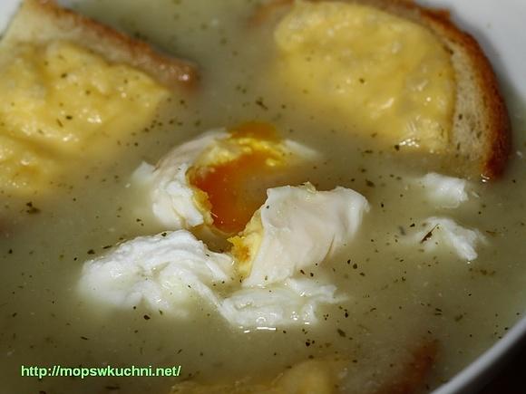 Zupa czosnkowo-cebulowa z grzankami serowymi i jajkiem w koszulce