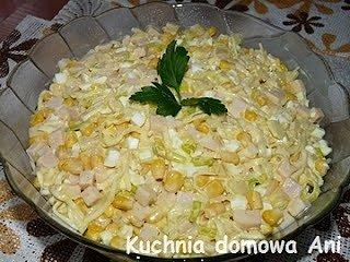 Sałatka świąteczna z drobiową wędliną, kukurydzą i ananasem