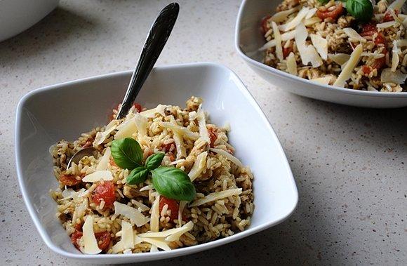 Sałatka ryżowa z pesto, grillowanym kurczakiem i pomidorami