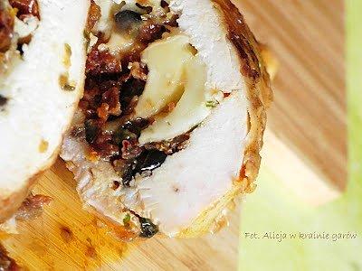 Wielkanocne roladki faszerowane oliwkowo-pomidorową salsą i serem brie