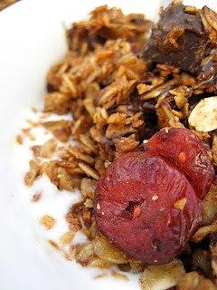 Granola z karmelowym sosem, czekoladą, żurawiną, orzechami i kokosam