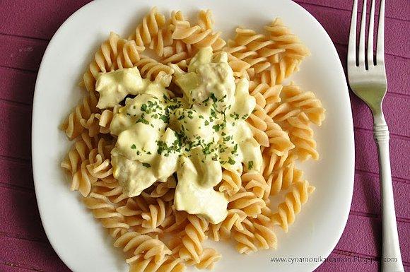Szybki makaron razowy z kurczakiem curry i skórką cytryny