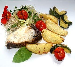 Halibut pieczony z cukinią i pomidorkami