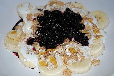 Banana z jagodami i otrębami na śniadanie