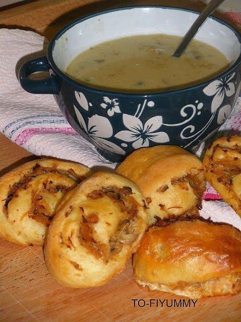 Rozgrzewająca zupa pieczarkowo-grzybowa z pasztecikami