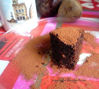 Brownie buraczane z czekoladą i migdałami