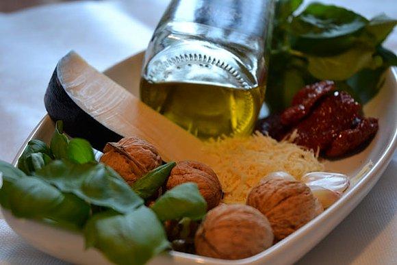 Pesto z suszonych pomidorów z bazylią i orzechami włoskimi