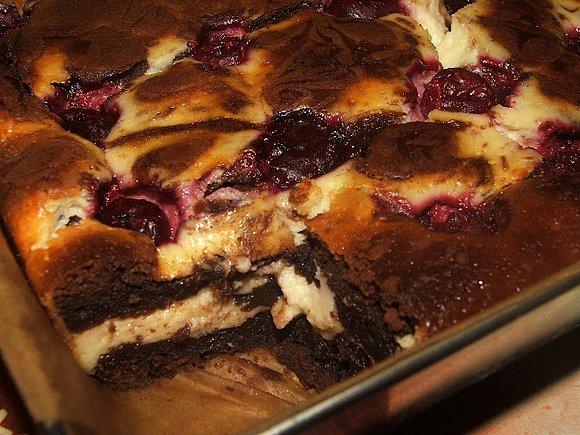 Sernikobrownies z wiśniami