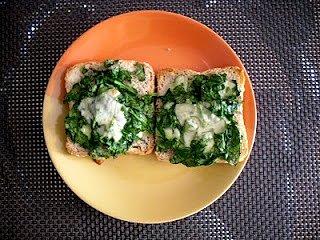 Grzanki ze szpinakiem i mozzarellą