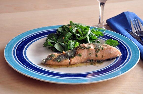 Lekki i pyszny gotowany łosoś z masłem z anchois