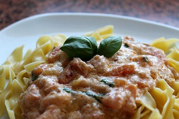 Makaron w różowym sosie z pomidorami i bazylią