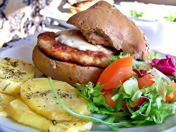 Chicken burger light z pieczonymi ziemniakami