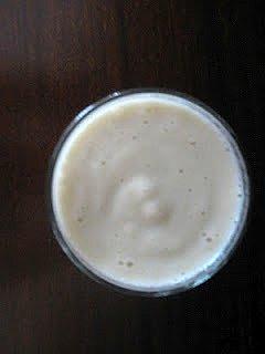 Koktajl bananowo-jabłkowy z sokiem z cytryny