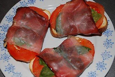 Bruschetta z szynką parmeńską i pomidorami